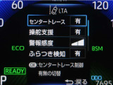 レーンディパーチャーアラートとは車線、又は走路からの逸脱の可能性を警告すると共に、車線、又は走路からの逸脱を避けるためのハンドル操作の一部を支援する機能です。詳細は販売店スタッフまでお尋ね下さい。