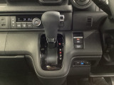 運転席周辺のスマートなレイアウトが、操作のしやすさを実現。快適なドライブをサポートします。手元で操作ができる、電子制御パーキングブレーキ。