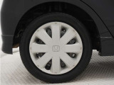 ◆純正ホイール装着車◆シンプルなデザインのホイールキャップ付きです。
