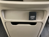 アクセサリーソケットはUSBのアダプターなどをつければ、スマホの充電にも使えます。周辺には物が置けるボックスがついています。