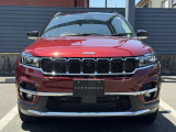 Jeepの象徴7スロットグリルがインパクトあります。フロントに障害物センサーを標準装備しております。