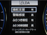 レーンディパーチャーアラートとは車線、又は走路からの逸脱の可能性を警告すると共に、車線、又は走路からの逸脱を避けるためのハンドル操作の一部を支援する機能です。詳細は販売店スタッフまでお尋ね下さい。