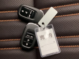 家族やパートナーと個別に持てるため、貸し借りの手間がなくスムーズに乗車できます。また、メインキーを自宅に置いたまま、もう一方をサブとして常に鞄に入れておけるため、持ち出し忘れを防げる点も便利です。