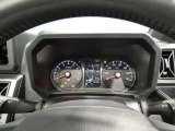 【見晴らしの良い運転席】見切りが良く、周囲の状況が確認しやすいデザインです。毎日の安全運転をしっかりサポートしてくれます。