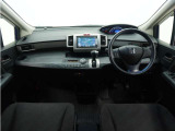 ◆視界広々で非常に運転しやすくロングドライブでも疲れを感じさせないすっきりとまとまったインパネ周りです。