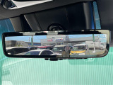 【デジタルインナーミラー(トヨタ)】車両後方カメラの映像をルームミラーに映すことが出来ます。 そのため、後席に人や荷物があって後方が見えづらい場合でもしっかり視界を確保することが出来ます。