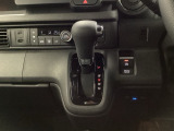 運転席周辺のスマートなレイアウトが、操作のしやすさを実現。快適なドライブをサポートします。手元で操作ができる、電子制御パーキングブレーキ。