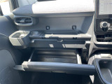 【グローブボックス】大容量のグローブボックスです!!車検証ケース他、日頃使う小物類の収納スペースもたくさんあります!
