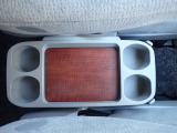 助手席と運転席の間にも飲み物とお食事を置いていただけるようなテーブルがございます♪