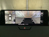 狭い場所での駐車やすれ違いなどでより的確な運転操作に役立つ360&deg;ビューモニターが装備されています。