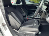 人間工学に基づいて設計されたシートは車のもっているドライビングフィールを存分にドライバーに伝えてくれるクオリティの高い仕上がりとなっています。