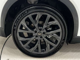 タイヤサイズは235/45R21!残り溝は5ミリ程度です!純正アルミホイール!
