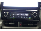 ★エアコンはオートタイプが装着済みです!オートモードにしておけば、車内温度を設定するだけで風の料や吹き出し口の切り替えを機械が行ってくれます!一年中快適な環境を作れますよ♪