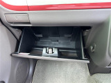 【グローブボックス】大容量のグローブボックスです!!車検証ケース他、日頃使う小物類の収納スペースもたくさんあります!