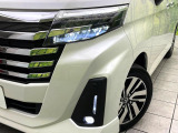 【LEDヘッドライト】悪天候や夜間走行時も良好な視界を確保し安心して運転できる高輝度LEDヘッドライトを装備!点灯速度が早く、消費電力も抑えられています。