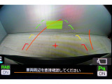 後方の視認性を高めるリアビューカメラを装備。ガイドラインはステアリングの動きと連動しますのでよりスムーズな車庫入れが行えます。