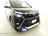 【LEDヘッドランプ】・・・消費電力の少ないLEDヘッドランプ。点灯してすぐに最大光量を発揮するのでトンネルなど周囲が急に暗くなった場合でも安心。