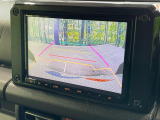 【バックカメラ】駐車時に後方がリアルタイム映像で確認できます。大型商業施設や立体駐車場での駐車時や、夜間のバック時に大活躍!運転スキルに関わらず、今や必須となった装備のひとつです!