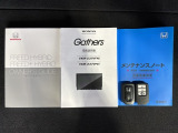 スマートキーは鍵をバッグに入れたままでもドアロックの開閉やエンジンのON・OFFができます。夜間や雨の日も鍵を探さなくて良いので便利です。