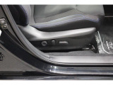 運転席10ウェイパワーシート。シートリフター、前チルト、前後スライド、リクライニング、ランバーサポートの調整を電動化。最適なポジションを提供します。。