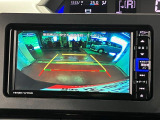 【バックカメラ】 駐車時に車両後方の様子を見ることができるので、運転の不安を軽くします。