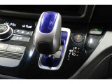 インパネシフトだから視線の移動も少なく足元もスッキリ♪運転席もゆったりしているのでゆとりを持ってドライブできますね!