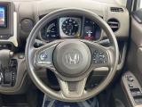 インテリアに合わせたデザインのステアリングは、運転される方のことも考え、運転しやすい形状、大きさです。是非一度、実際に触ってお確かめください。