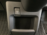 アクセサリーソケットはUSBのアダプターなどをつければ、スマホの充電にも使えます。周辺には物が置けるボックスがついています。