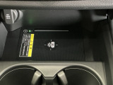 ワイヤレス充電器ついてます!スマートフォンを置くだけで充電可能。ケーブルをつなぐ煩わしさがありません。