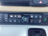 オートエアコンと前席シートヒーターが装備されており、快適に運転が可能です。