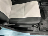 痛みの出やすい運転席シートの角、フロアマット、ともに良好です