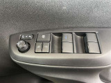 パワーウィンドウスイッチで運転席から全席の窓の開閉ができます♪