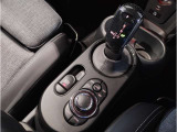ミニ独特のゴーカートフィーリングと呼ばれる軽快なハンドリングはAT車、MT車のどちらでも楽しめます。
