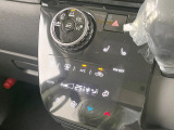 【オートエアコン】一度お好みの温度に設定すれば、車内の温度を検知し風量や温度を自動で調整。暑い&hellip;寒い&hellip;と何度もスイッチ操作をする必要はありません。快適な車内空間には必須の機能ですね♪