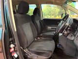 運転席まわりには十分なスペースがあり、大柄な方でもゆったり運転していただける環境です。