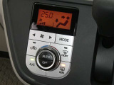 【オートエアコン】車内温度を感知して自動で温度調整をしてくれるのでいつでも快適な車内空間を創り上げます!どの席に座っても快適なドライブが楽しめます♪