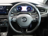 Volkswagen全車共通の上質な本革を使用した手触りのしっとりとしたステアリングです。唯一素肌が触れるハンドルは上位モデルと同じ握り心地になっております。