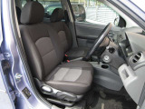 体をしっかり支えるシート形状と程よいクッション性で、運転姿勢を保ちやすい設計。手動調整機能も備え、体格に合わせたポジションづくりに対応します。