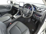 シンプルで使いやすいデザインの運転席です。