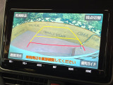 【バックカメラ】駐車時に後方がリアルタイム映像で確認できます。大型商業施設や立体駐車場での駐車時や、夜間のバック時に大活躍!運転スキルに関わらず、今や必須となった装備のひとつです!