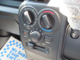 エアコンは操作しやすいダイヤル式です。4WD車はリアヒーターも装備!