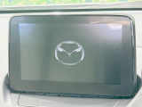 【マツダコネクトナビ】車内の雰囲気にマッチした一体型タイプのナビ。各種車輌設定やBluetooth再生等、様々な機能が楽しめます。直感的なダイヤル操作が可能で、使い勝手も良好です。