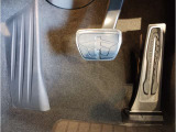 【ペダル】BMWはオルガン式アクセルペダルを採用しています。踏み込む足とペダルが同じ軌跡を描くため、かかとがずれにくく、アクセルコントロールがよりしやすくなるメリットがあります。