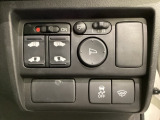 リアドアは乗り降りに便利な両側電動スライドドアです。また運転席に座っていながらスイッチ操作で自在にスライドドアを開け閉めできます。またHondaセンシング用のVSA解除スイッチも装備しています。