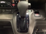 CVT車のセレクトレバーです。低速から高速まで、変速ショックのないスムーズな走りと、エンジン効率のよい領域を維持して燃費にも貢献します。サイドブレーキはスイッチ操作の電子制御パーキングブレーキです。
