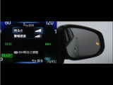 隣車線を走る車両をレーダーで検知し、ドアミラーでは確認しにくい後側方エリアに存在する車両に加え、急接近してくる車両も検知します。車両を検知するとドアミラーに搭載されたLEDインジケーターが点灯します。