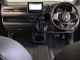 車内は光触媒抗菌消臭施工済です。インパネ周りはスタイリッシュなデザインで機能や装備も充実しています。グローブボックスやカップホルダーのほかにトレーなどたくさんの収納スペースが付いています。