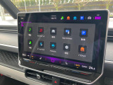 「Ready 2 Discover」12.9インチの大型タッチスクリーンを採用。車両各種設定機能を快適に操作できます。(スマートフォンを接続すれば、ナビゲーションの代わりに利用いただけます。)