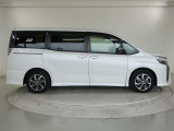 両側パワースライドドア付きだから、狭い駐車スペースなどでの 乗り降りラクラク!小さなお子さまのいるご家庭には嬉しい装備。