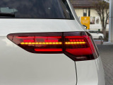LEDテールランプ(ダイナミックターンインジケーター付き)特徴的な配光パターンによって後続車からの視認性が高まり、万一の追突の危険性を軽減します。